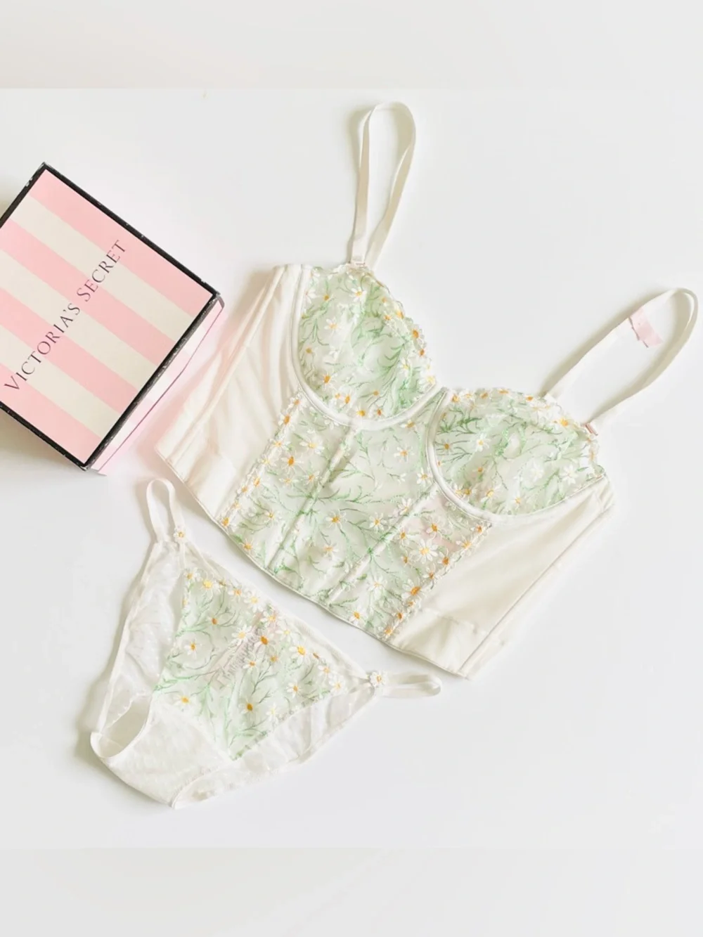 36C MEDIUM Victoria’s Secret white Daisy embroidered bra set bikini panties